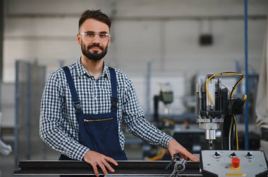 İşçi çalışma makine fabrikası.