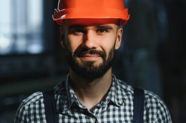 Genç Profesyonel Ağır Sanayi Mühendisinin Portresi.