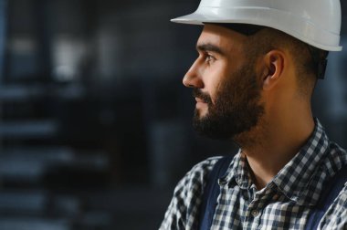 Mutlu Profesyonel Ağır Sanayi Mühendisi Üniforma Giyen İşçi ve Çelik Fabrikasındaki Sert Şapka. Gülümseyen Endüstri Uzmanı Metal İnşaat Üretiminde Duruyor.