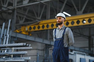 Genç Profesyonel Ağır Sanayi Mühendisinin Portresi.