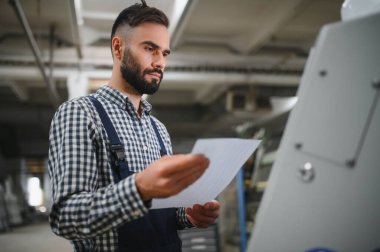 fabrikada çalışmanın modern sanayi makinesi operatörü.