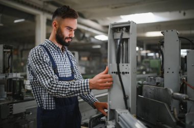fabrikada çalışmanın modern sanayi makinesi operatörü.