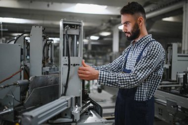 fabrikada çalışmanın modern sanayi makinesi operatörü.