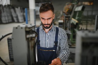 Fabrika işçisi. Üretim hattında çalışan adam.