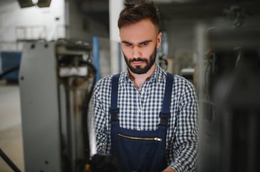 Fabrika işçisi. Üretim hattında çalışan adam.