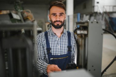Mutlu Profesyonel Ağır Sanayi Mühendisi Üniforma Giyen İşçi ve Çelik Fabrikasındaki Sert Şapka. Gülümseyen Endüstri Uzmanı Metal İnşaat Üretiminde Duruyor.