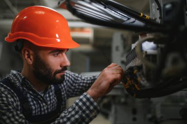 Fabrika işçisi. Üretim hattında çalışan adam.