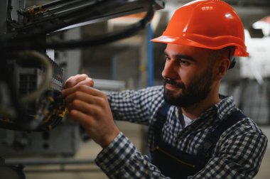 Fabrikada üniformalı bir işçinin portresi..