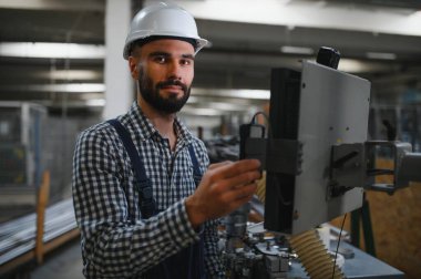 Fabrika işçisi. Üretim hattında çalışan adam.