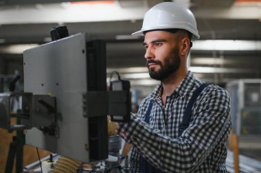 İşçi çalışma makine fabrikası.