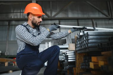 fabrika işçisi metal profil ölçer.