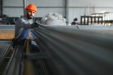 fabrika işçisi metal profil ölçer.