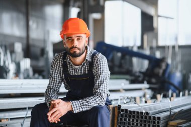 fabrika işçisi metal profil ölçer.