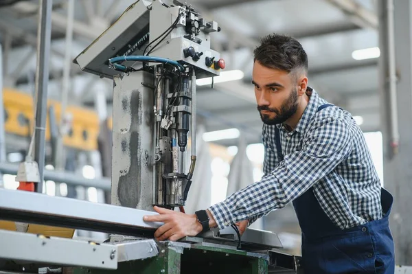 Trabalhador Fábrica Masculino Trabalhando Manutenção Com Máquina Fábrica Industrial Enquanto — Fotografia de Stock