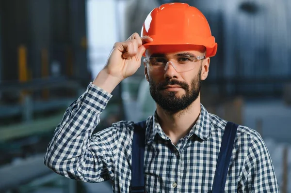 Retrato Engenheiro Profissional Indústria Pesada Trabalhador Vestindo Uniforme Segurança Sorriso — Fotografia de Stock
