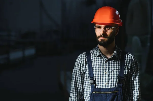 Potret Insinyur Industri Pekerja Pabrik Dengan Topi Keras Berdiri Pabrik — Stok Foto