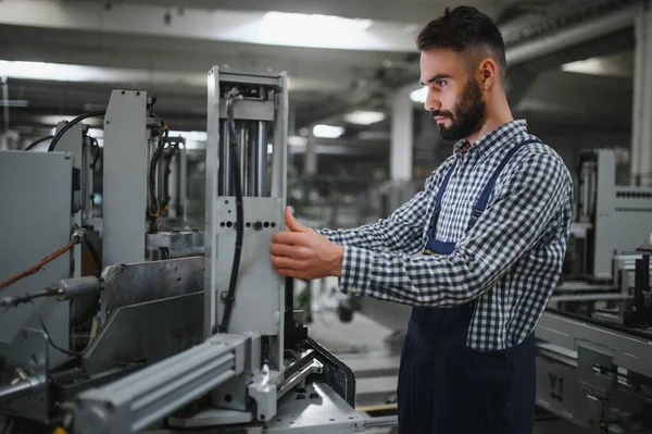 Σύγχρονη Βιομηχανική Μηχανή Χειριστή Που Εργάζονται Στο Εργοστάσιο — Φωτογραφία Αρχείου