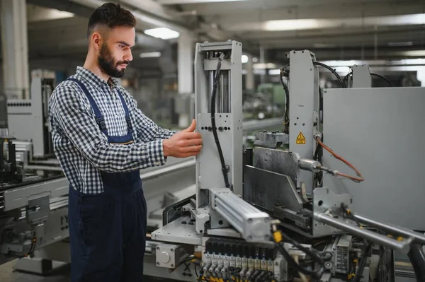 Trabalhador Fábrica Masculino Trabalhando Manutenção Com Máquina Fábrica Industrial Enquanto — Fotografia de Stock