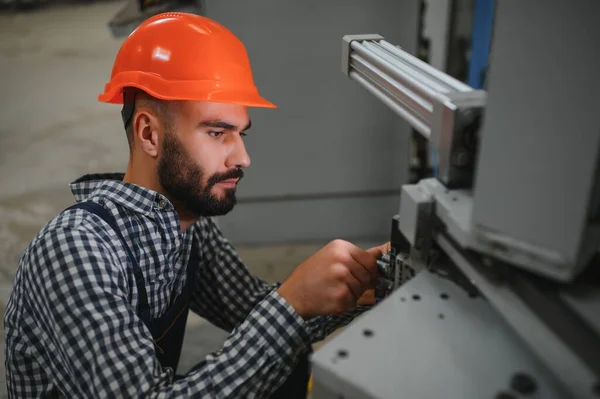 工业工程师的肖像 工厂工人 戴着硬礼帽站在工厂里 — 图库照片