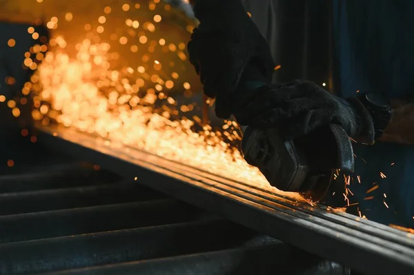 无法辨认的金属工人用电锯研磨金属 — 图库照片
