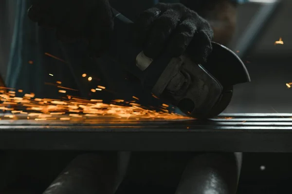 Elektrikli Testereyle Metal Öğüten Tanınmayan Bir Metal Işçisi — Stok fotoğraf