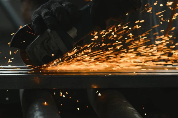 Trabajador Del Metal Irreconocible Moliendo Metal Con Una Sierra Eléctrica — Foto de Stock