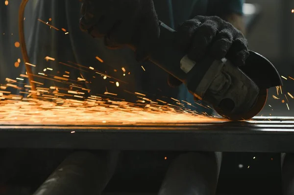 Close Metal Corte Trabalhador Com Moedor Faíscas Enquanto Moagem Ferro — Fotografia de Stock
