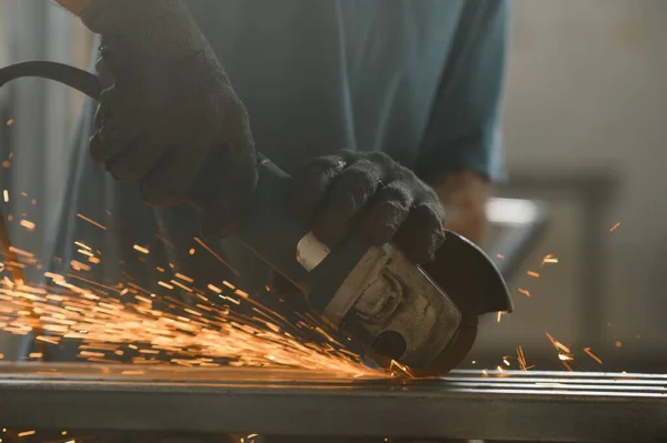 Trabalhador Metal Irreconhecível Moagem Metal Com Uma Serra Elétrica — Fotografia de Stock