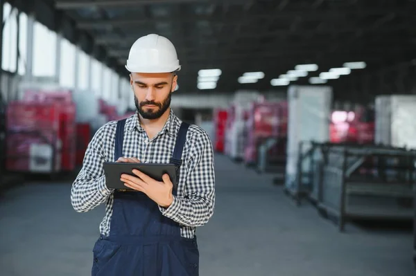 Factory Technician Working Using Digital Tablet Factory Warehouse — Stock Photo, Image