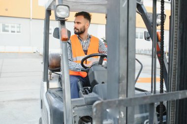 İş yerinde dost canlısı forklift sürücüsü.