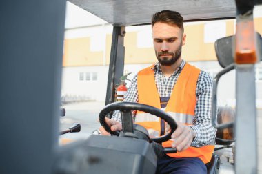 İş yerinde dost canlısı forklift sürücüsü.