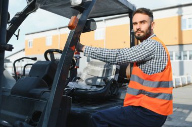 İş yerinde dost canlısı forklift sürücüsü.