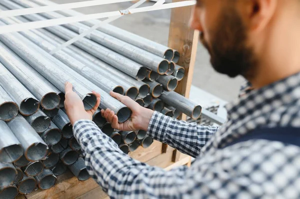 Trabalhador Detém Tubos Metal Armazém Fábrica Rolamento Metal — Fotografia de Stock