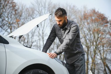 Üzerinde anahtarlar olan bir el imzalı sözleşmenin yakın çekimi..