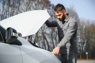 Üzerinde anahtarlar olan bir el imzalı sözleşmenin yakın çekimi..