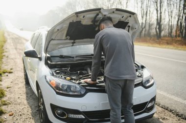 Üzerinde anahtarlar olan bir el imzalı sözleşmenin yakın çekimi..