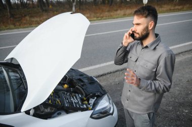 Üzerinde anahtarlar olan bir el imzalı sözleşmenin yakın çekimi..