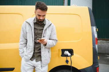 Adam onun elektrikli araba şarj