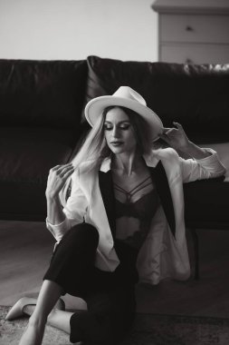 Stüdyoda güzel seksi kız