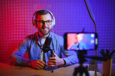 Bir video blogcusu stüdyosundaki içeriği kaydediyor. Sahne arkası fotoğrafı, blogcu hazırlanırken vurulma olayına katılanlardan birinin arkasından çekildi.