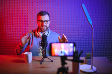 Video kaydı olan genç blogcu.