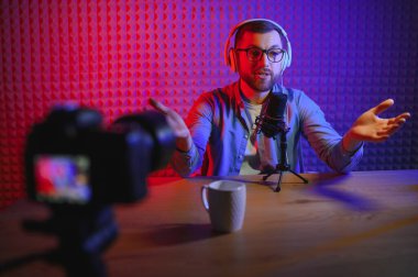 Bir video blogcusu stüdyosundaki içeriği kaydediyor. Video bloğunun sunucusu, abonelerine bir hikaye anlatmak için çok hevesli olan genç bir adam.