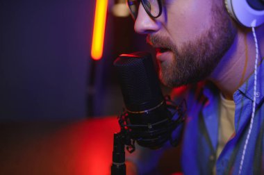 Bir video blogcusu stüdyosundaki içeriği kaydediyor. Video bloğunun sunucusu, abonelerine bir hikaye anlatmak için çok hevesli olan genç bir adam.