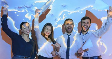 Grup kameraya gülümseyen iş adamları. Fron görünümü.