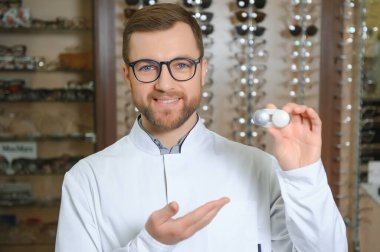 Doktor konteynırında yumuşak kontak lenslerle tek kullanımlık tutuyor. Oftalmolog görüş düzeltmesi için bir günlük kontak lensleri kullanır. Miyop ve görme sorunu kavramı