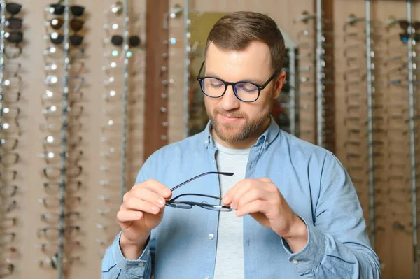 Duży Wybór Stylowy Mężczyzna Brodą Wybierający Okulary Sklepie Optycznym — Zdjęcie stockowe