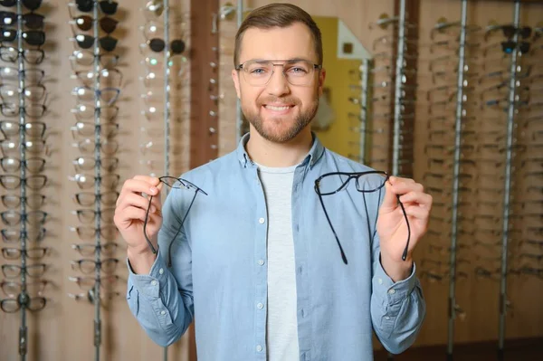 Opieka Zdrowotna Wzrok Wizja Szczęśliwy Człowiek Wybierający Okulary Sklepie Optycznym — Zdjęcie stockowe