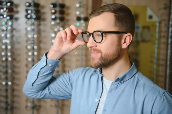 Mężczyzna Wybiera Okulary Sklepie Optycznym — Zdjęcie stockowe