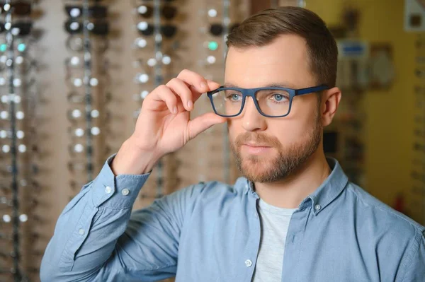 Mężczyzna Wybiera Okulary Sklepie Optycznym — Zdjęcie stockowe