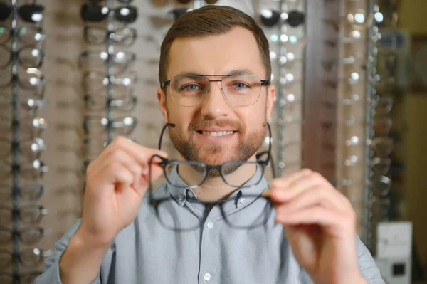 Duży Wybór Stylowy Mężczyzna Brodą Wybierający Okulary Sklepie Optycznym — Zdjęcie stockowe